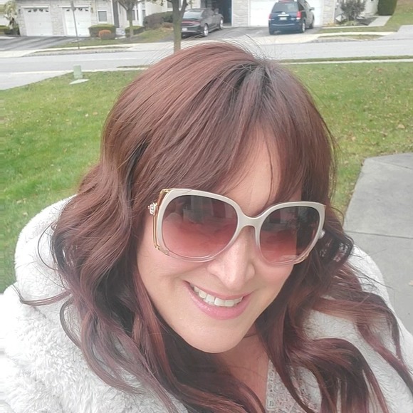 Meet your Posher, Tina - Picture 1 of 1